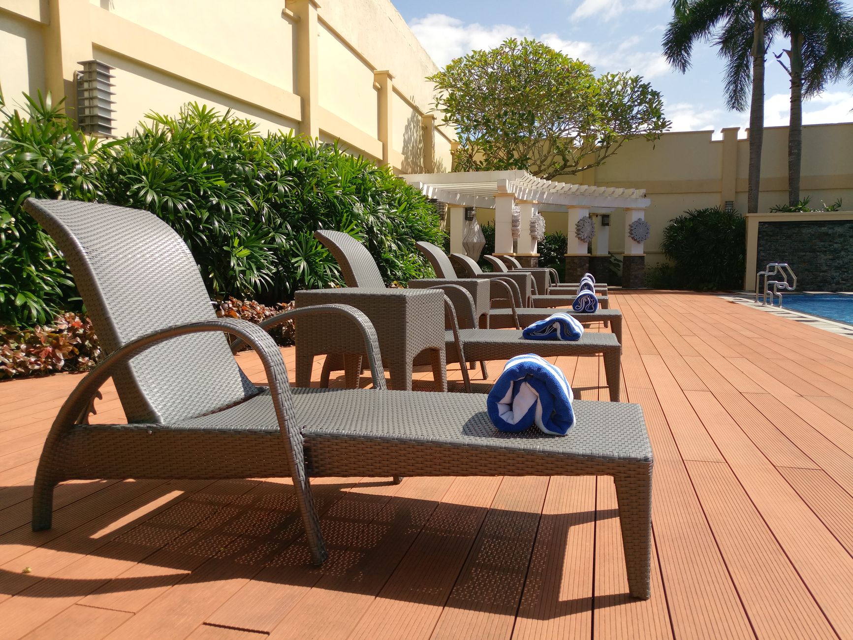 Choosing the Right Pool Deck Furniture