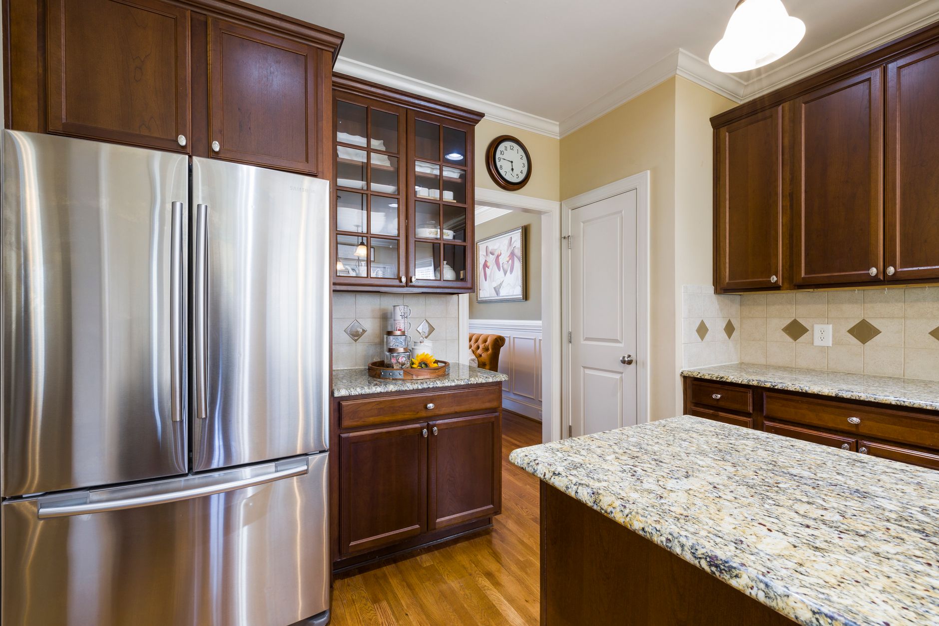 photo of a kitchen