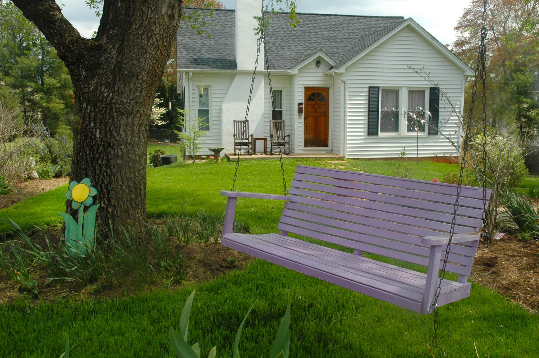 Place a Simple Bench at front yard