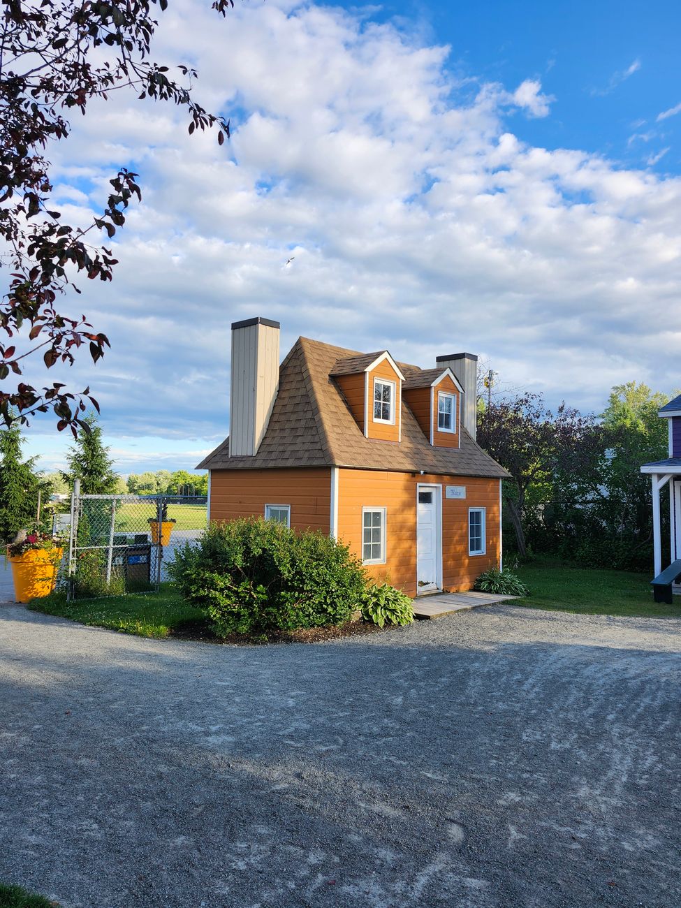 charming tiny house in laval quebec