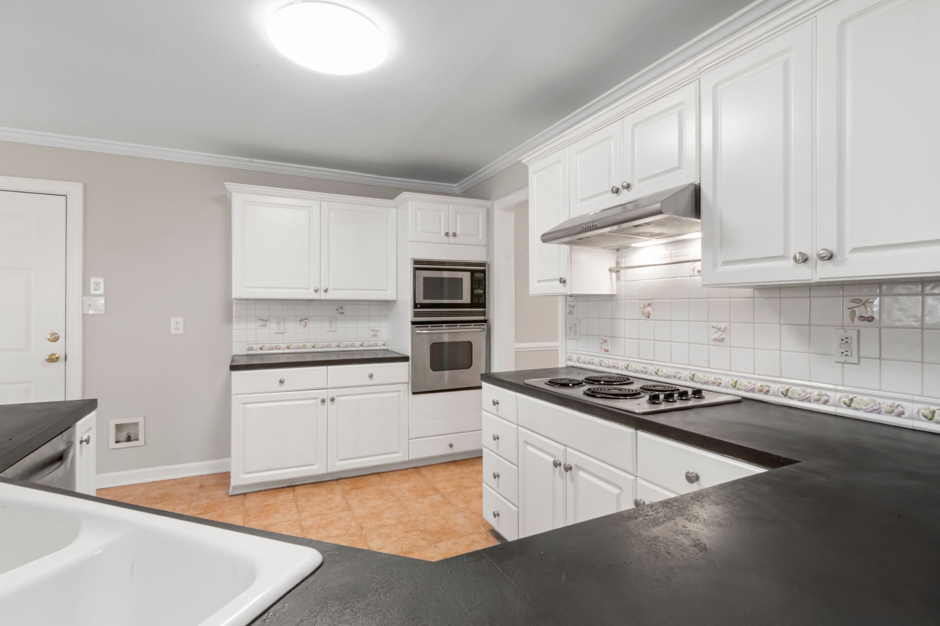 Dark Countertops With Light Backsplashes