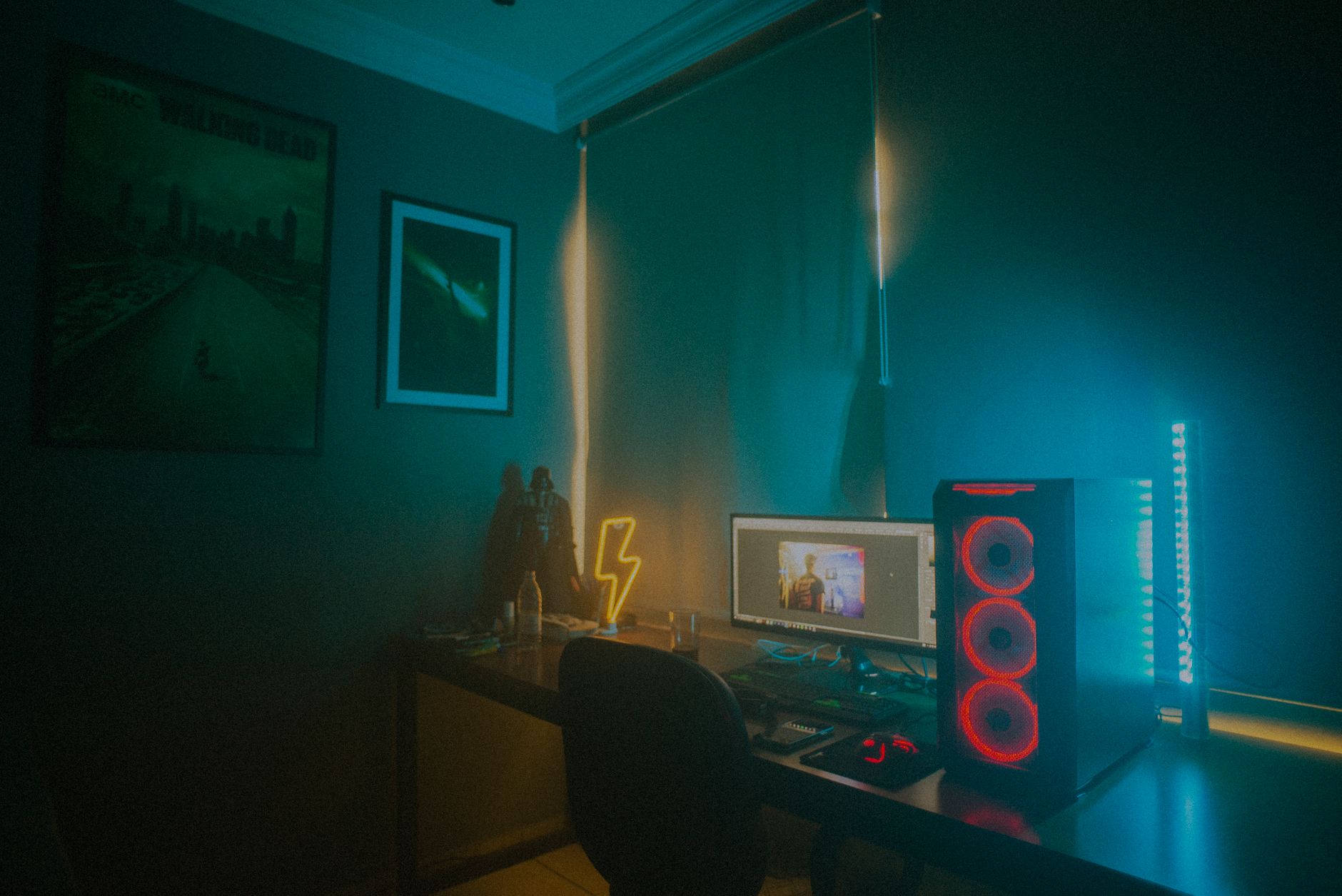 minimalist interior design of room with desktop gaming computer on table